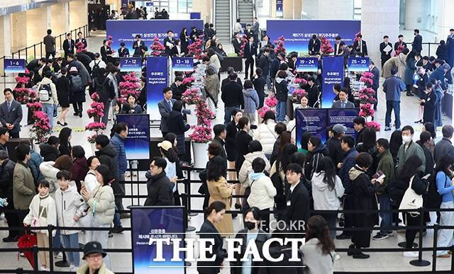 제57기 삼성전자 정기 주주총회가 18일 오전 경기 수원 수원컨벤션센터에서 열린 가운데, 주주들이 주총장 입장을 위해 대기하고 있다. /임영무 기자