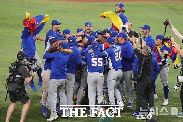 베네수엘라 선수들이 우승이 확정되는 순간 국기를 들고 마운드 위에서 기쁨을 감추지 못하고 있다. 베네수엘라는 18일(한국시간) 미국과의 WBC 결승전에서 3-2로 승리, 이 대회 첫 정상에 올랐다. /마이애미=AP.뉴시스