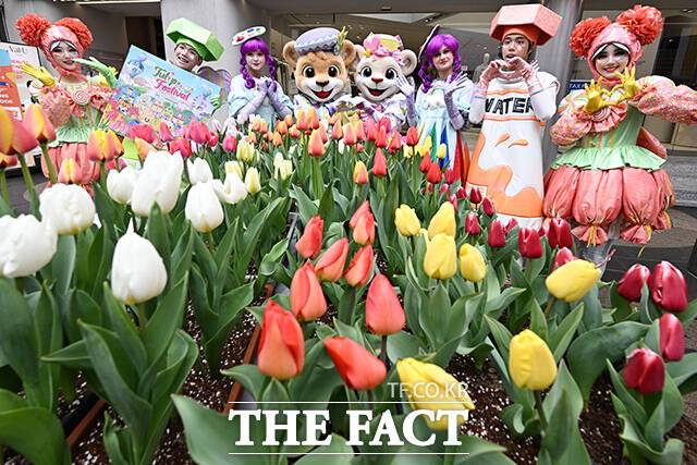 '에버랜드 튤립축제' 개막을 이틀 앞둔 18일 오후 서울 중구 에잇세컨즈 명동점 앞에서 에버랜드 캐릭터와 공연 연기자들이 포즈를 취하고 있다. /김성렬 기자