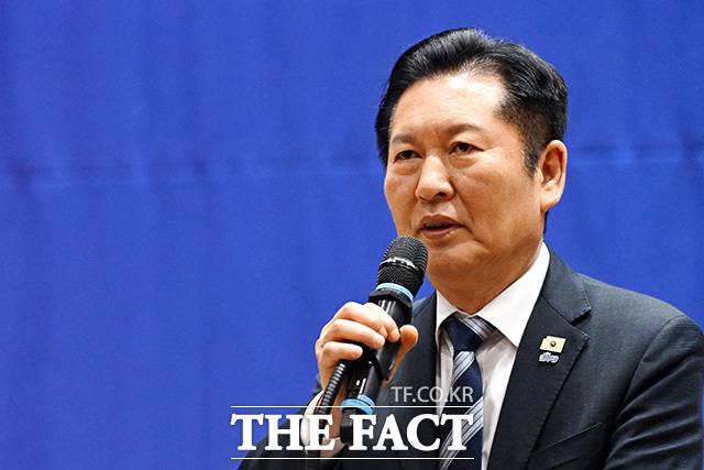 정청래 더불어민주당 대표는 18일 국민의힘과의 제22대 국회 하반기 원구성 협상과 관련해 민주당이 모든 상임위원회 위원장을 독식하는 방안을 거론했다. 앞서 이재명 대통령이 국민의힘 의원이 위원장인 상임위에서 아무 일도 안 되고 있다고 지적하자, 이에 호응해 야당 압박에 나선 것이다. /남용희 기자