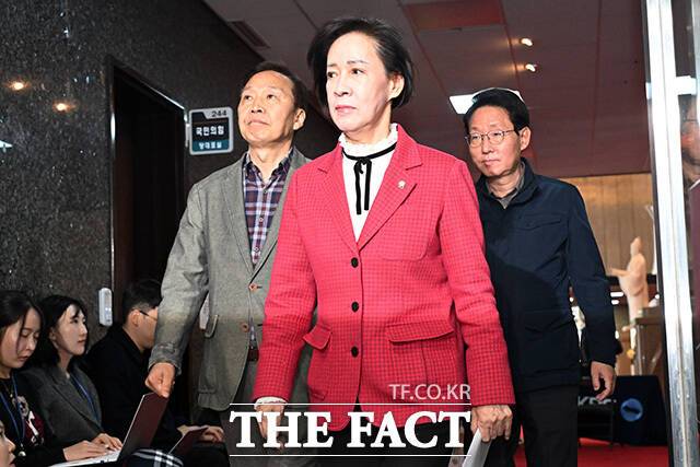 김기웅 의원과 이인선 국민의힘 대구시당 위원장, 김상훈 의원(왼쪽부터)이 18일 오후 서울 여의도 국회 당 대표실에서 장동혁 대표와 면담을 위해 이동하고 있다. /국회=남용희 기자