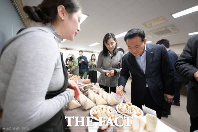 백성현 논산시장이 18일 'K-논산 딸기'를 활용한 디저트 개발과정 성과 수료식에서 디저트를 시식하고 있다. /논산시