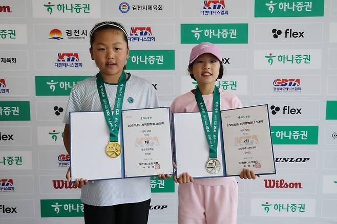 U-10 여자단식 우승자 천시은(동천초)과 준우승자인 강이안(고양TA). 사진/대한테니스협회
