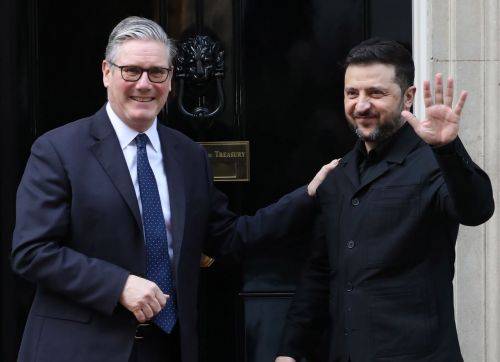 키어 스타머 영국 총리(왼쪽)와 볼로디미르 젤렌스키 우크라이나 대통령이 17일(현지시간) 영국 런던에서 러시아-우크라이나 전쟁 논의를 위해 회동했다. UPI연합뉴스