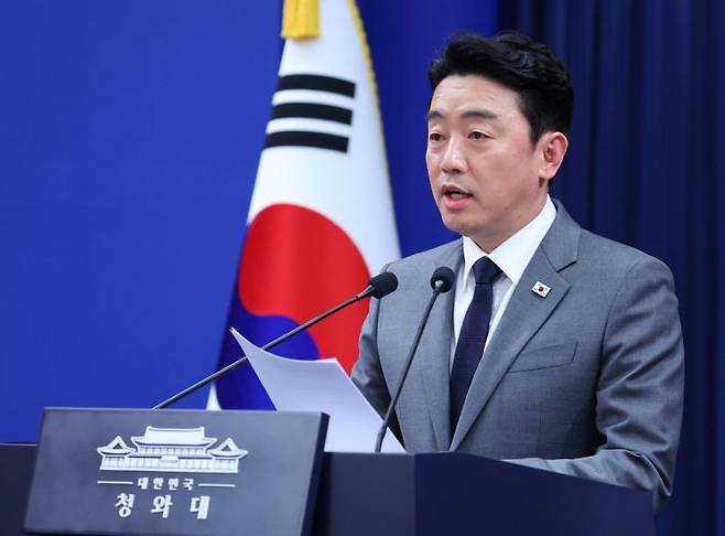 이재명 대통령 전략경제협력 특사로 아랍에미리트(UAE)를 방문하고 귀국한 강훈식 비서실장이 18일 청와대 춘추관에서 특사 활동 관련 브리핑을 하고 있다. 연합뉴스