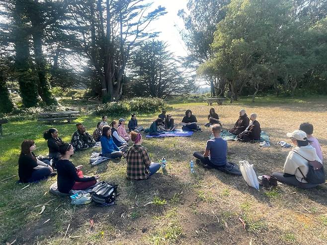 샌프란시스코 법장사 수행자들이 하이킹을 마치고 선명상 수행을 하고 있다. /현안 스님 제공