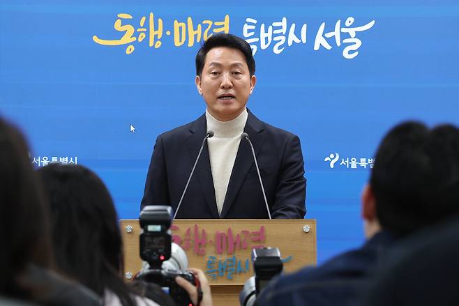 오세훈 서울시장이 17일 서울시청 브리핑룸에서 기자회견을 열고 6·3 지방선거 공천 신청과 관련해 입장을 밝히고 있다.     오 시장은 국민의힘에 '절윤(윤석열 전 대통령과의 절연) 결의문'에 이어 '윤 어게인 청산'을 위한 실질적인 후속 조치를 요구하면서 6·3 지방선거 공천 신청을 미뤄왔다. /연합뉴스