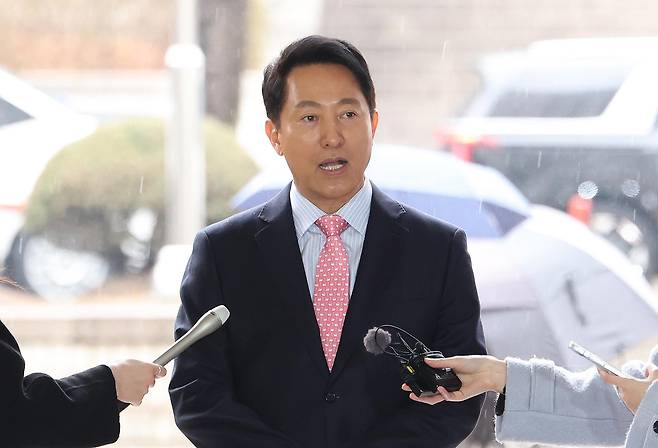 [서울=뉴시스] 조성우 기자 = '명태균 여론조사비 대납' 의혹으로 기소된 오세훈 서울시장이 18일 오전 서울 서초구 서울중앙지방법원에서 열린 정치자금법 위반 혐의 관련 2차 공판에 출석하며 취재진 질문에 답하고 있다. (공동취재) 2026.03.18. photo@newsis.com