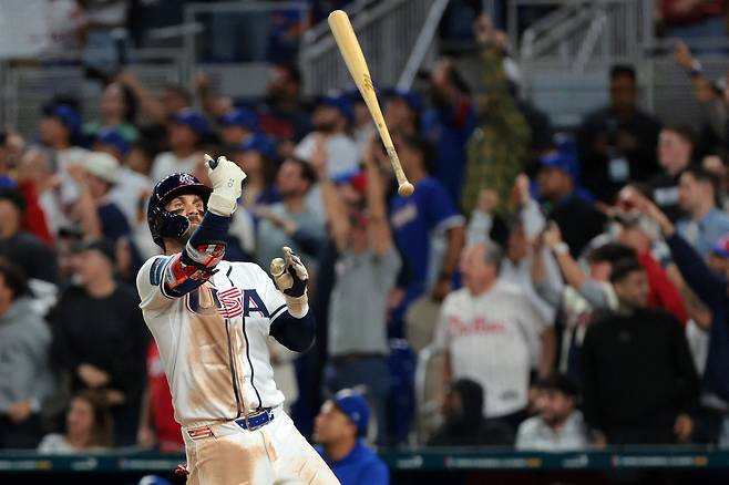 브라이스 하퍼가 미국 플로리다주 마이애미 론디포파크에서 열린 2026 월드베이스볼클래식챔피언십(WBC) 경기 중 베네수엘라와의 경기에서 8회 홈런을 친 뒤 환호하고 있다. /Imagn Images 연합뉴스