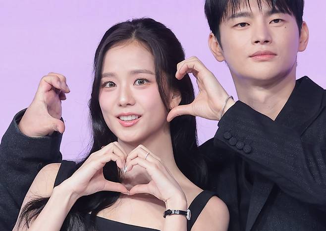 가수 겸 배우 지수와 서인국. /뉴스1