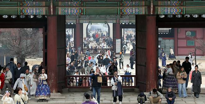 지난 15일 서울 경복궁에서 외국인 관광객과 시민들이 기념촬영을 하고 있다, 오는 21일 BTS는 경복궁 근정문에서 출발해 흥례문, 광화문으로 이어지는 '왕의 길'을 걸어 나갈 예정이다. /연합뉴스