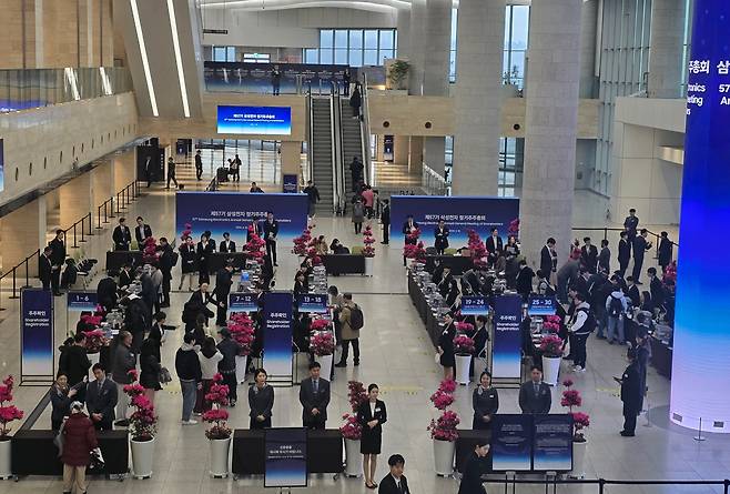 18일 경기도 수원시 수원컨벤션센터에서 열린 삼성전자 제57기 정기주주총회를 찾은 주주들이 입장하기 위해 확인 절차를 진행하고 있다./정두용 기자