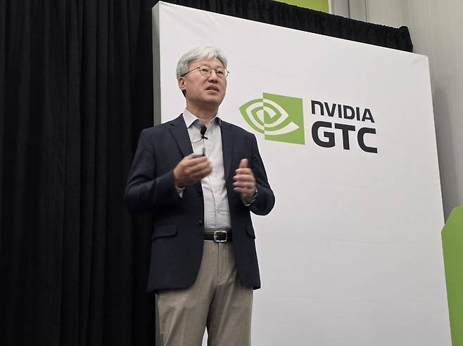 송용호 삼성전자 AI센터장이 17일(현지시rkr) 미국 캘리포니아주 새너제이 컨벤션센터에서 열린 엔비디아 연례 개발자회(GTC 2026)에서 반도체 엔지니어링 전략을 발표하고 있다./삼성전자