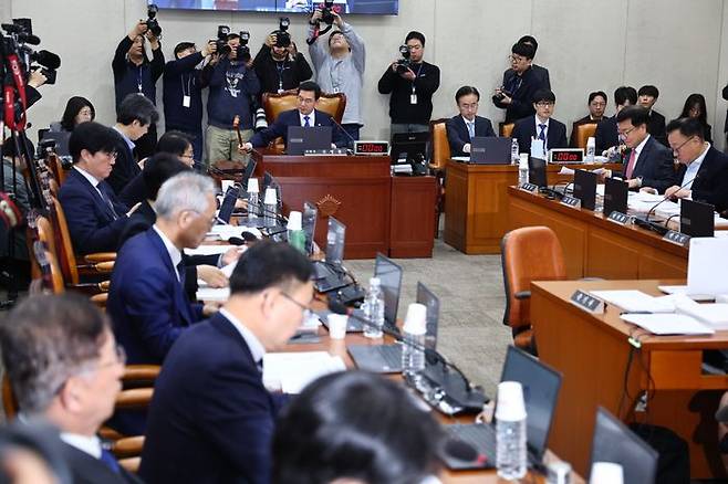 신정훈 국회 행정안전위원장이 18일 오전 국회에서 열린 행안위 전체회의에서 의사봉을 두드리고 있다. 이날 전체회의에서 중대범죄수사청 설치법이 더불어민주당 주도로 통과됐다. ⓒ뉴시스