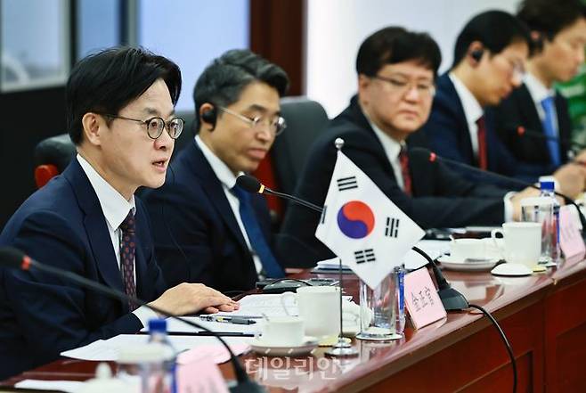 김정관 산업통상부 장관이 18일(현지 시간) 중국 베이징 산업정보화부 회의실에서 리 러청 중국 산업정보화부 부장을 비롯한 양국 정부대표단과 제5차 한중 산업장관회의를 하고 있다. ⓒ산업통상부