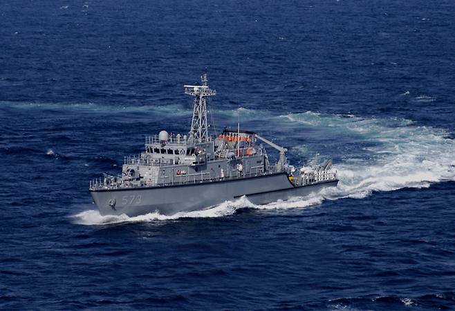 기뢰를 탐색하고 제거해 항로를 안전하게 만드는 임무를 수행하는 해군 소해함 ‘해남함’. 해군 제공