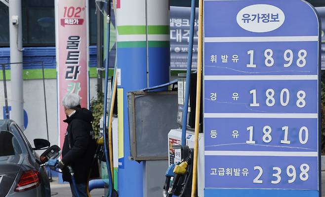 서울 시내 한 주유소에 게시된 유가 정보. 2026.03.12 서울=뉴시스