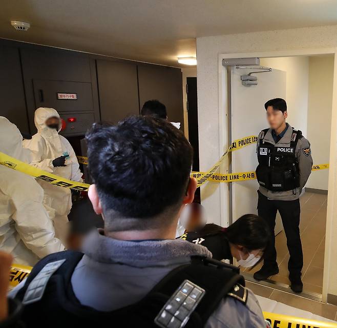 17일 부산 부산진구 한 아파트에서 50대 현직 항공사 기장이 흉기에 찔려 숨진 채 발견된 가운데 경찰 과학수사대 관계자들이 사건 현장을 조사하고 있다. 2026.3.17/뉴스1