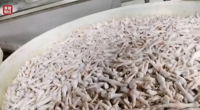 중국의 ‘표백 닭발’ 논란에 따라 식약처가 국내 유통 여부를 확인한 결과 해당 제품은 국내에 수입된 사례가 없는 것으로 확인됐다. (CCTV 갈무리) ⓒ뉴시스