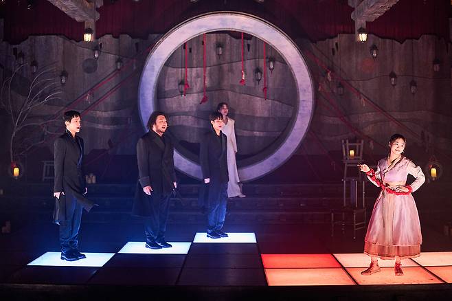 뮤지컬 ‘홍련’에서 홍련(홍나현·오른쪽)은 냉소적인 태도로 재판에 임한다.  마틴엔터테인먼트 제공