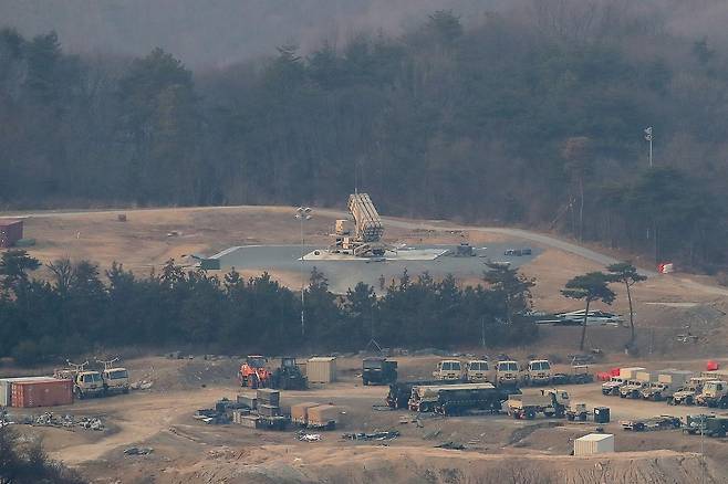 미국 언론이 한국에 배치된 사드(THAAD·고고도 미사일 방어체계) 일부가 중동으로 이동 중이라는 보도가 나온 지난 10일 오후 경북 성주군 주한미군 사드 기지 모습. 발사대가 하늘을 향해 세워진 채 기지에는 적막이 흐르고 있다. 2026.3.10 ⓒ 뉴스1