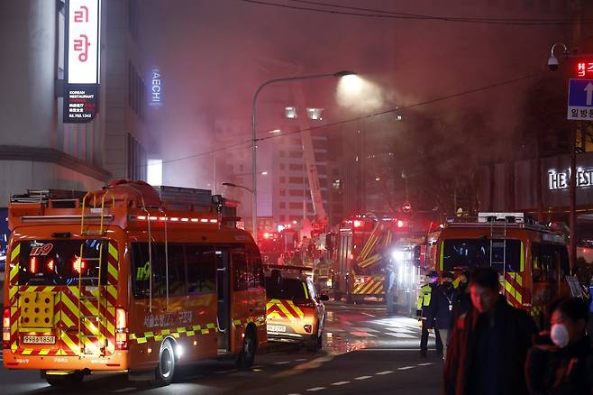 14일 오후 서울시 중구 소공로 81 소공빌딩 3층에서 발생한 화재로 다량의 연기가 나오고 있다. 소방은 현재 대응 1단계를 발령하고 불길을 잡고 있으며, 경찰은 주위 시민들을 대피시키고, 통행을 통제하고 있다. 2026.3.14 뉴스1