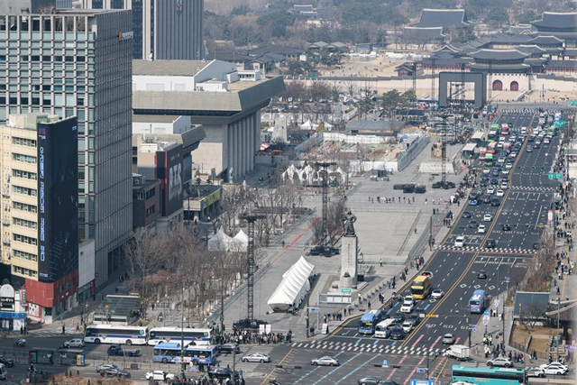 그룹 방탄소년단(BTS)의 광화문 공연을 앞둔 17일 서울 종로구 광화문광장에서 공연 준비작업이 이뤄지고 있다. [연합뉴스]