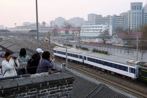 베이징역에서 출발하는 북중 여객열차. [로이터/연합뉴스]