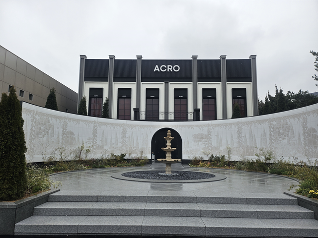 DL이앤씨가 17일 정식 오픈한 '아크로 압구정 라운지' 전경. [박순원 기자]