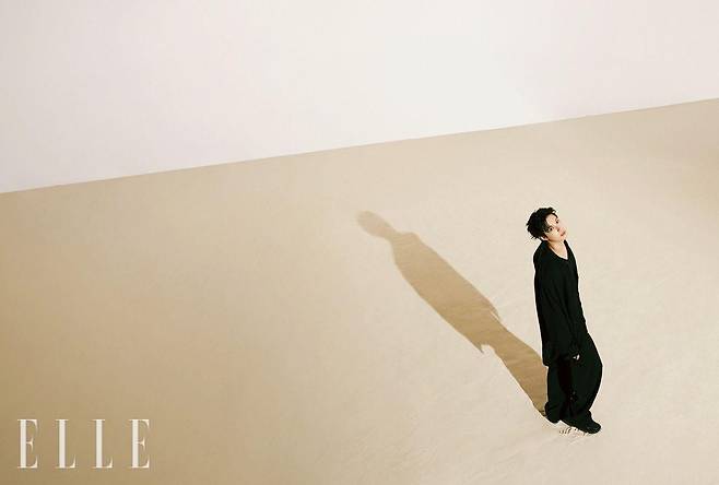 셔츠는 Yohji Yamamoto. 슬리브리스는 Mugler. 팬츠는 2728. 슈즈는 Trippen.