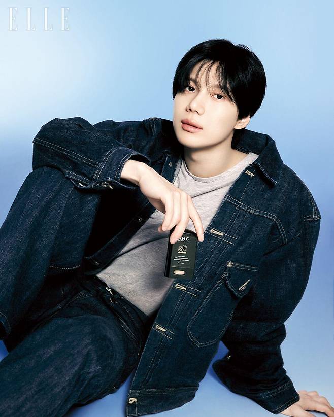 재킷과 팬츠는 모두 Bronson. 티셔츠는 스타일리스트 소장품.