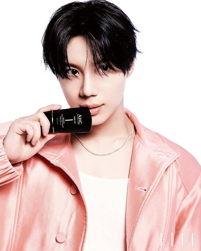 재킷은 Fancì Club. 슬리브리스는 Sagega. 네크리스는 Quarqor.