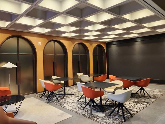 신한투자증권 '신한프리미어 패밀리오피스 청담에비뉴센터' 세미나실. 사진=서민지 기자