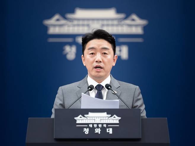 강훈식 비서실장이 18일 춘추관에서 전략경제협력 대통령 특사 UAE 방문 결과 브리핑을 하고 있다. 뉴스1