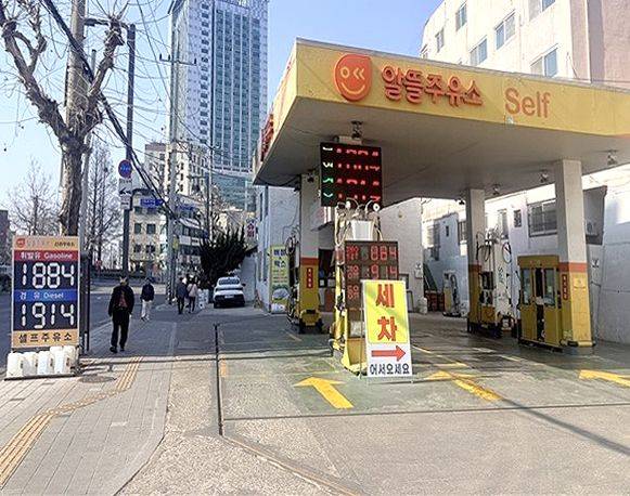 서울 관악구의 한 알뜰주유소에 가격표시제 표시판이 세워져있다. 관악구 제공