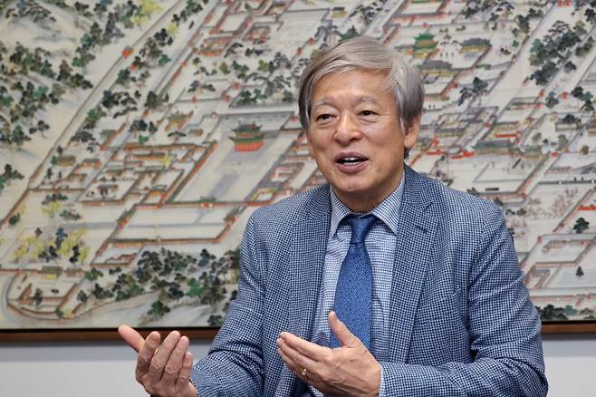 염재호 태재대학교 총장이 최근 서울 종로구 태재대에서 가진 인터뷰에서 AI 시대 대학 교육의 혁신 방향에 관해 설명하고 있다. 염 총장은 대학들을 향해 지금 당장 10%라도 AI로 바꾸는 실험을 시작하라고 강조했다. 사진=서동일 기자