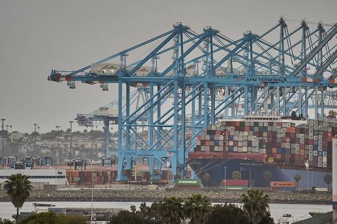 미국 로스앤젤레스(LA) 항구에 지난해 4월 15일 한 컨테이너선이 정박해 있다. 사진=뉴시스