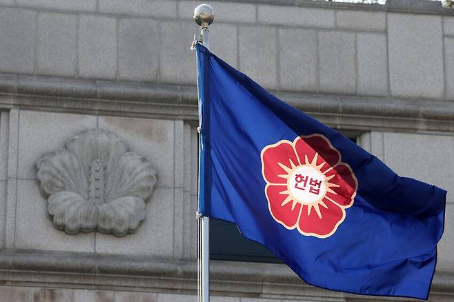 지난해 3월11일 오후 서울 종로구 헌법재판소 깃발이 바람에 흔들리고 있다. 김영원 기자 forever@hani.co.kr