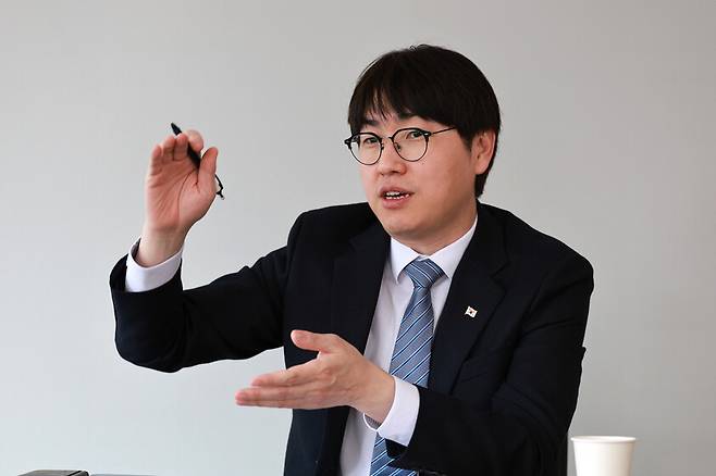 하정우 청와대 AI미래기획수석이 10일 서울 종로구 국가과학기술자문회의에서 한겨레와 인터뷰 하고 있다. 정용일 선임기자 yongil@hani.co.kr