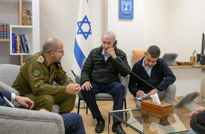 베냐민 네타냐후 이스라엘 총리가 17일(현지시각) 이란 지도부 공습을 직접 지시하는 모습을 소셜미디어 엑스(X·옛 트위터)를 통해 공개했다. 엑스 갈무리