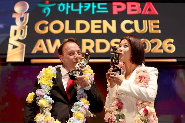 17일 하나카드 PBA 골든큐 어워즈 2026에서 대상을 받은 다니엘 산체스와 김가영. PBA 제공