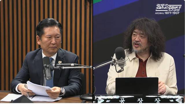정청래 더불어민주당 대표가 18일 유튜브 방송 ‘김어준의 겸손은 힘들다 뉴스공장’에 출연해 발언하고 있다. 김어준의 뉴스공장 화면 갈무리