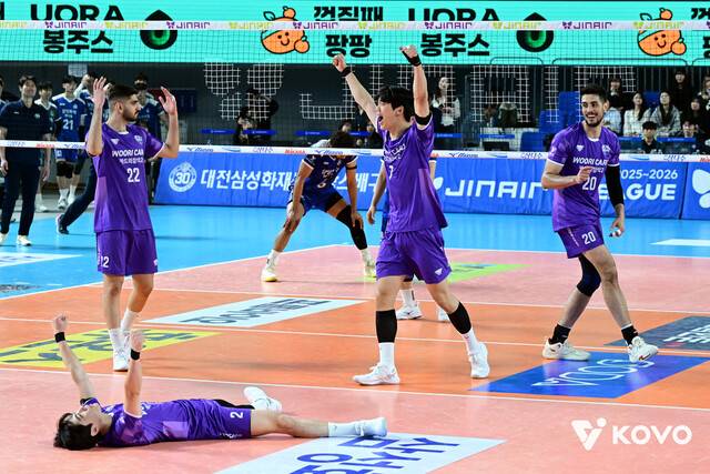 우리카드 선수들이 17일 2025~2026 V리그 삼성화재와 경기에서 승리한 뒤 포스트시즌 진출을 확정 짓고 기뻐하고 있다. 한국배구연맹 제공