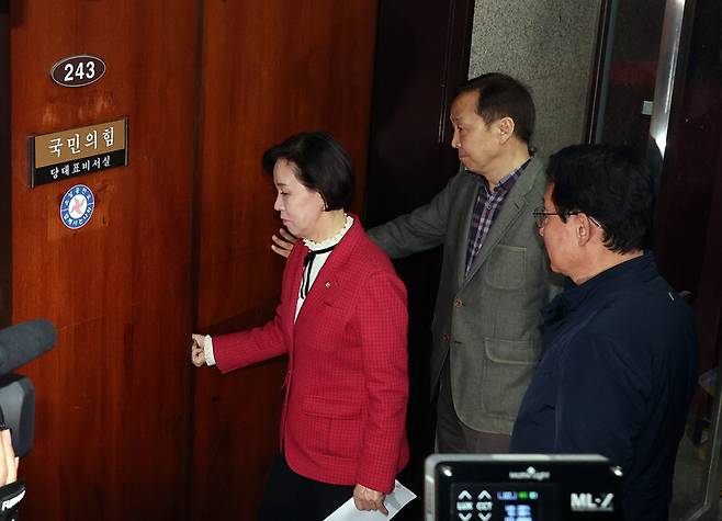 국민의힘 대구시당 소속 이인선 위원장(왼쪽부터), 김기웅·김상훈 의원이 18일 국회 당대표실에서 장동혁 대표를 면담하기 위해 입장하고 있다. 연합뉴스