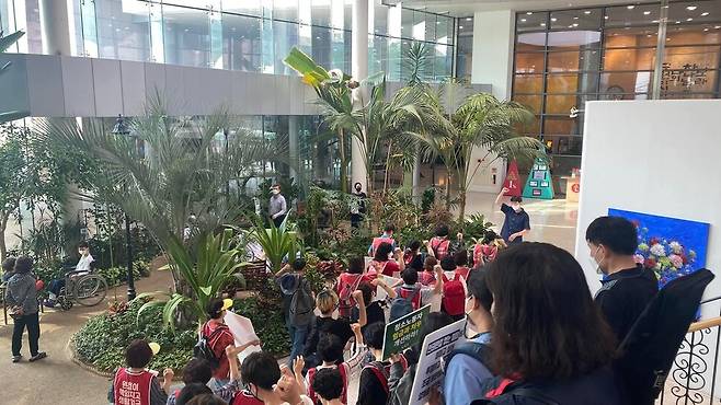 2022년 6월16일 민주노총 공공운수노조 세브란스병원분회가 병원의 노조 파괴 문제 해결을 촉구하며 서울 신촌 세브란스병원 로비에서 농성하고 있다. 공공운수노조 서울지부 제공