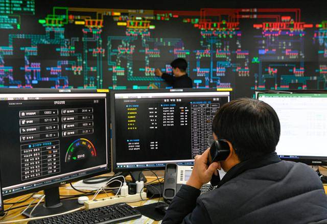 1월 22일 경기도 수원시 영통구 한국전력공사 경기지역본부 전력관리처 계통운영센터에서 관계자들이 전력수급상황을 주시하고 있다. 공동취재단