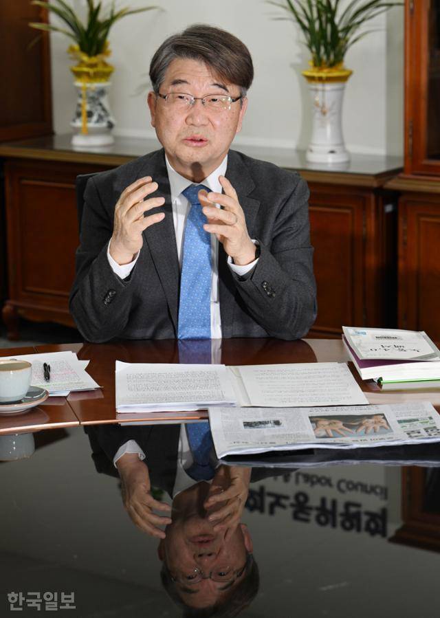 김지형 경사노위 위원장이 9일 서울 종로구 경사노위 내 집무실에서 한국일보와 인터뷰를 하고 있다. 그의 앞에 독일의 '노동 백서 4.0' 번역본이 놓여 있다. 왕태석 선임기자