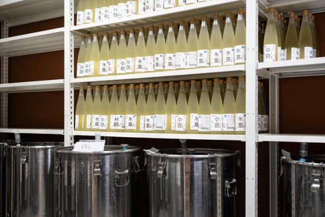 경기 군포시 가양주작 내부 창고에 약주 '수암주'가 진열돼 있다.