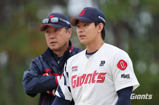 김상진(왼쪽) 롯데 자이언츠 투수 코치가 지난해 11월 미야자키 마무리 캠프에서 홍민기를 지도하고 있다.&nbsp;