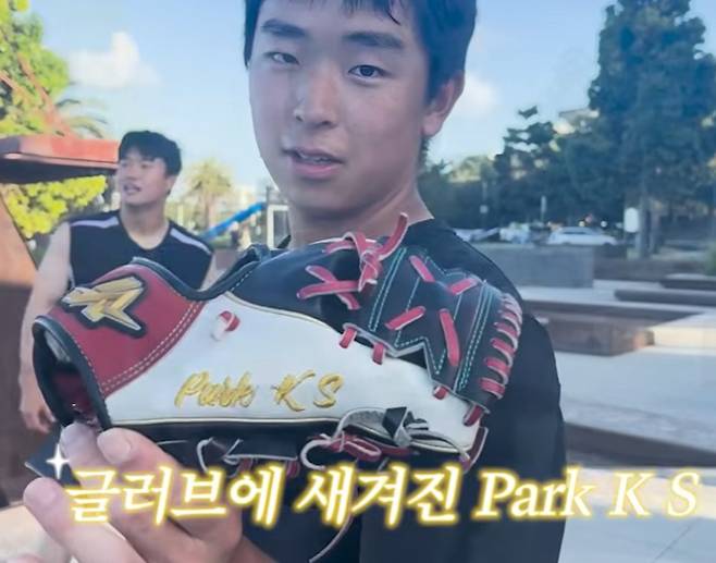 KT 내야수 이강민이 박경수 코치에게 받은 글러브를 자랑하고 있다. 사진=위즈TV